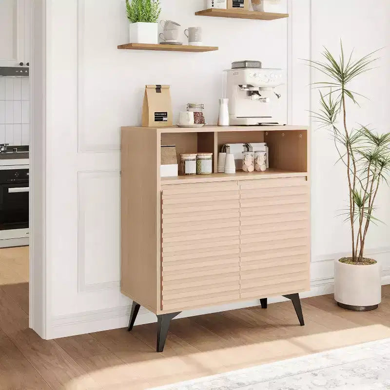 Credenza marrone/legno con ante scanalate, 2 ante e 2 ripiani, montaggio per 1 persona