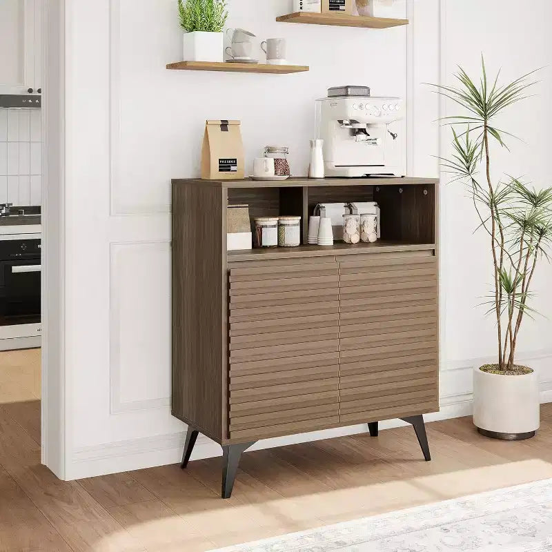 Credenza marrone/legno con ante scanalate, 2 ante e 2 ripiani, montaggio per 1 persona
