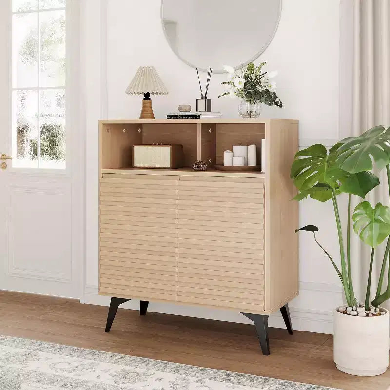 Credenza marrone/legno con ante scanalate, 2 ante e 2 ripiani, montaggio per 1 persona