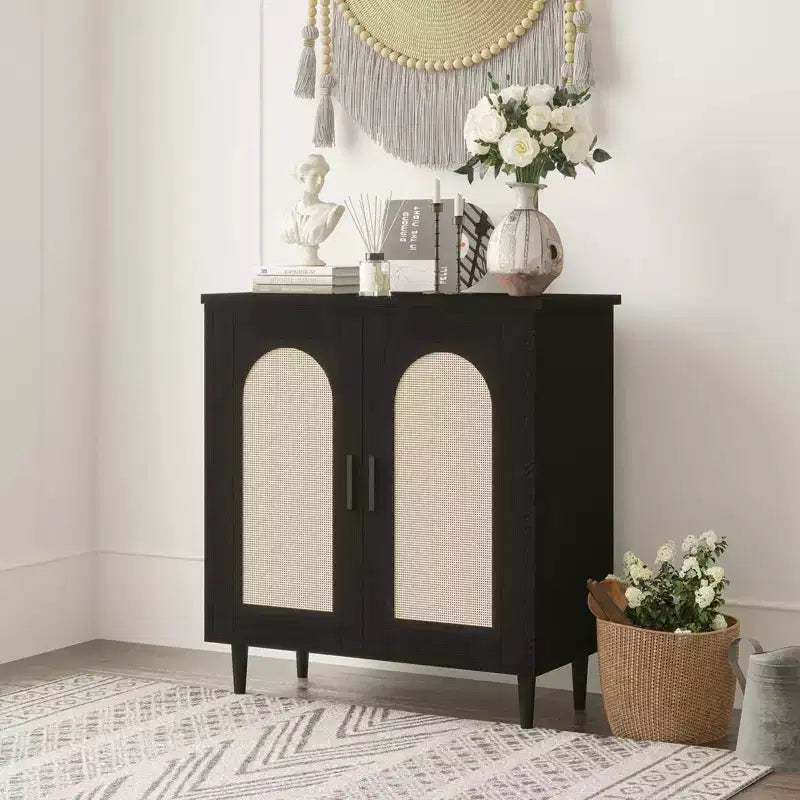 Credenza/Madia Nera con Ante in Rattan e Piedini in Legno Massello a 2 Ante